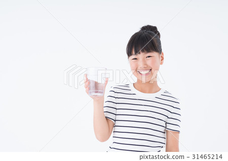Elementary school girl drinking water 31465214