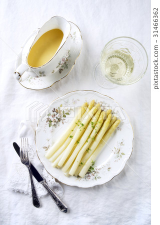 White Asparagus on Plate 31466362