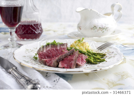 Point Steak with Green Asparagus and Mashed Potato 31466371