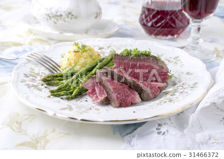 Point Steak with Green Asparagus and Mashed Potato Point Steak with Green Asparagus and Mashed Potato 31466372