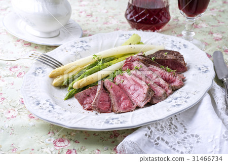 Point Steak with Green Asparagus Point Steak with Green Asparagus 31466734