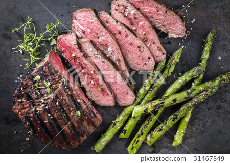 Barbecue Point Steak with Green Asparagus  31467849