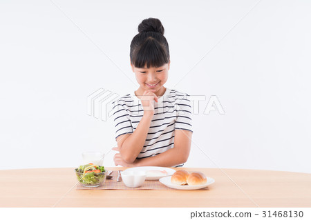 Elementary school kid (breakfast) 31468130