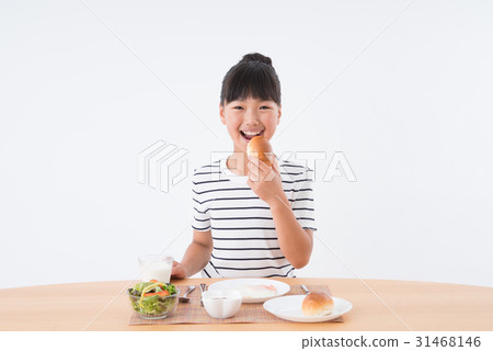 Elementary school kid (breakfast) 31468146