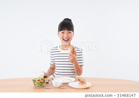 Elementary school kid (breakfast) 31468147