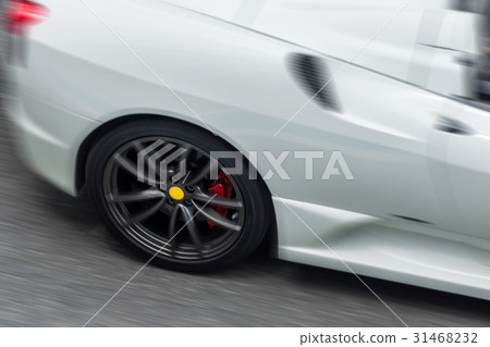 運行運動型汽車高速運行 運行運動型汽車高速運行 31468232