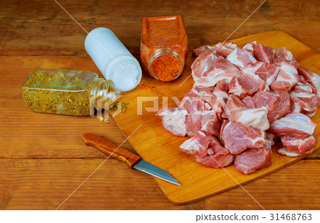 Fresh raw chopped beef on a wooden cutting board Fresh raw chopped beef on a wooden cutting board 31468763