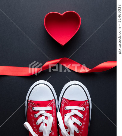 box, ribbon and gumshoes 31469038