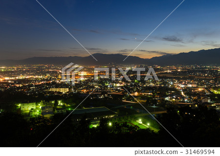 松本城山公園的長野松本和安曇野的夜景 照片素材 圖片 圖庫