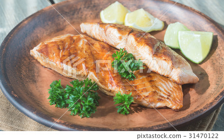 Roasted salmon steak with fresh parsley 31470122