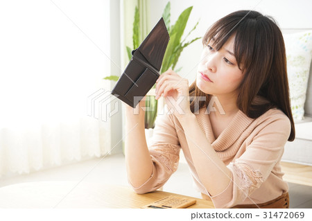 一位計算家庭的年輕女士 一位計算家庭的年輕女士 31472069