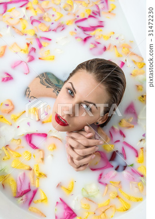 Tattooed girl relaxing in bath 31472230