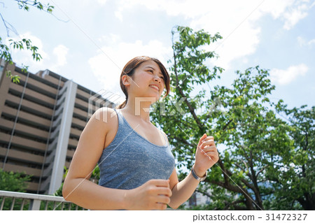 A young woman running in the city 31472327