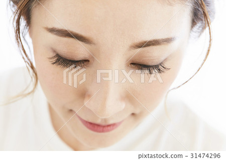 A woman with eyelash extensions 31474296