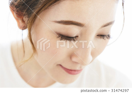 一個女人睫毛擴展 一個女人睫毛擴展 31474297