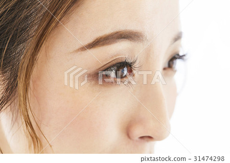一個女人睫毛擴展 一個女人睫毛擴展 31474298