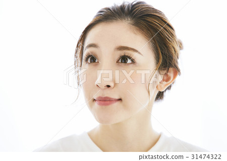 A woman with eyelash extensions 31474322