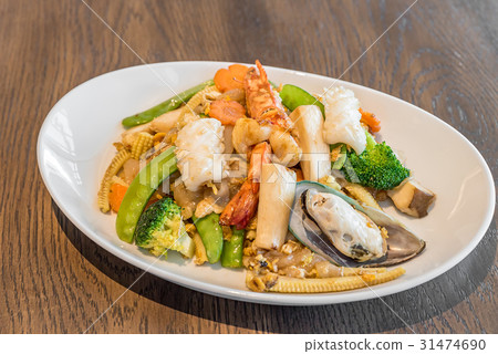 Fried rice noodle seafood 31474690