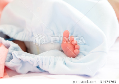 寶寶母乳喂養剛出生後母親出生的胎兒嬰兒寶寶女孩私人房間寶寶嬰兒模糊 31474763