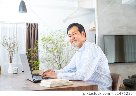 看著一個中年男子中年和中年男士休閒服男裝的男士們 31475253