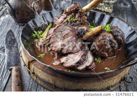 Lamb Knuckle in Red Wine Souce Lamb Knuckle in Red Wine Souce 31476021
