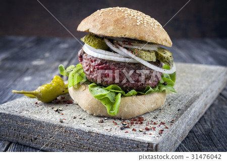 Barbecue Hamburger with Salad Leaf 31476042