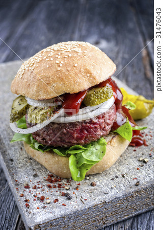 Barbecue Hamburger with Salad Leaf Barbecue Hamburger with Salad Leaf 31476043