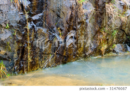 The water flows down the rocks 31476087