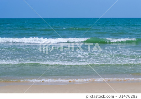 White spray splashing on the beach 31476282