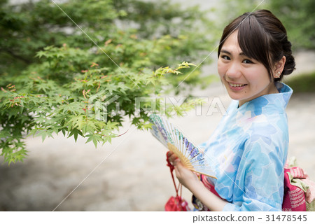 享受在浴衣觀光的婦女 31478545