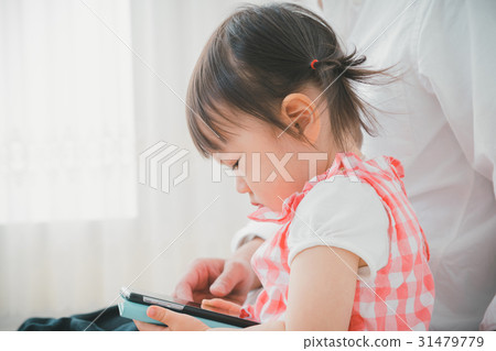 child, kid, smartphone 31479779