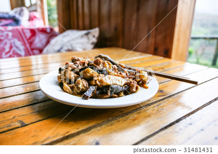 plate with chicken and mushrooms plate with chicken and mushrooms 31481431