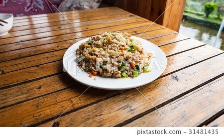 plate with fried rice with vegetables 31481435