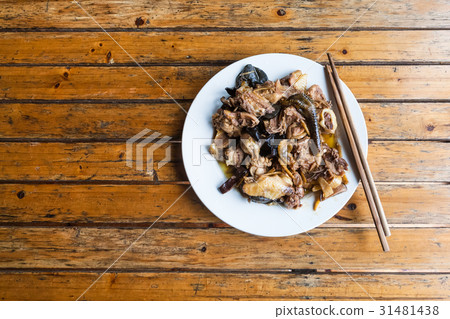 above view of chicken with mushrooms 31481438