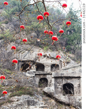 chinese red lanterns of tree branches and caves 31482119