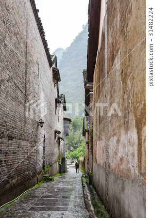 narrow street in Xingping town of Yangshuo 31482224
