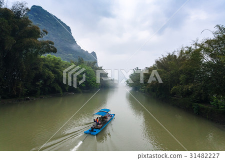 chinese ship on river near peaks near Xingping 31482227