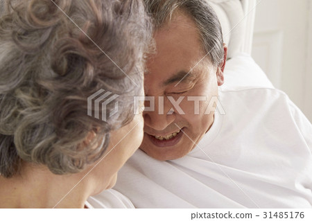 Old couple, bedroom 31485176