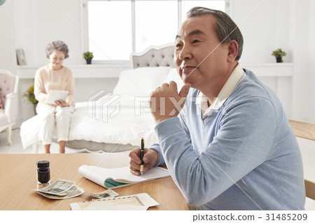 Old couple, bedroom 31485209