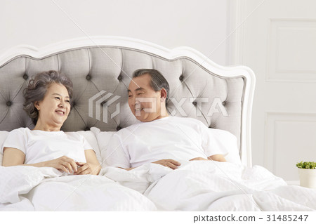 Old couple, bedroom Old couple, bedroom 31485247