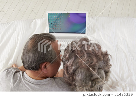 老年夫婦，筆記本 31485339