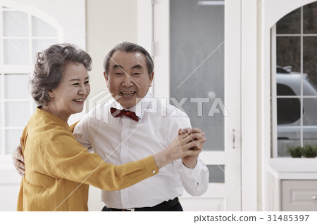 Elderly couple 31485397