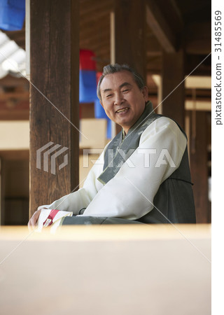 Hanbok，Old Man，Namsangol Hanok Village，Jung-gu，Seoul 31485569
