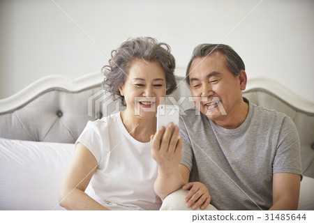 Old couple, bedroom 31485644