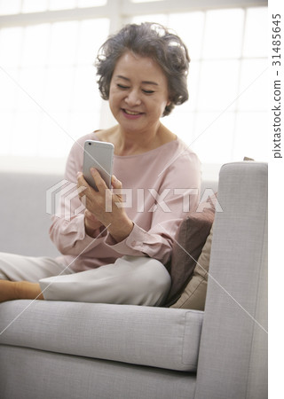 老人，客廳 31485645