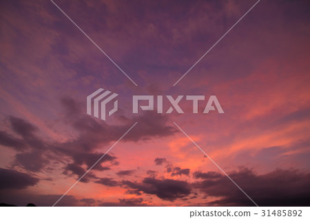 六月六月的天空和雲彩晚霞（3：2） 31485892
