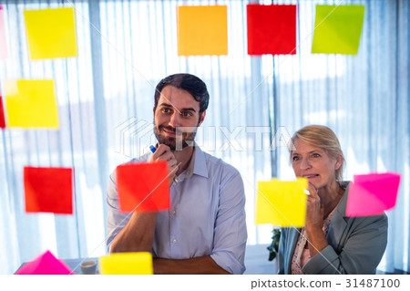 Businessmen reading post it 31487100