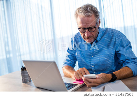 Businessman using a smartphone 31487505