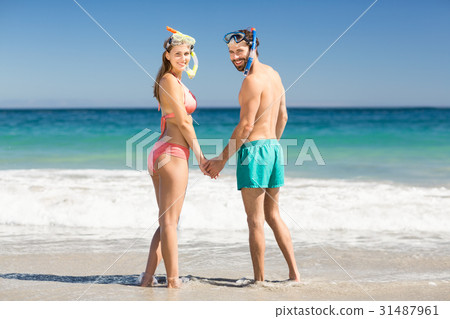 Couple holding hands on beach 31487961