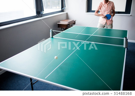 Senior playing ping pong 31488168